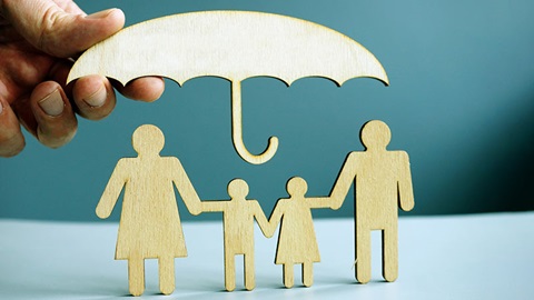 parapluie figurant une assurance qui couvre une famille